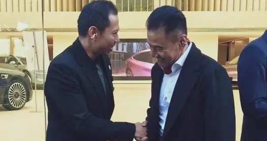 不敢相信！67岁于荣光穿大衣看车被偶遇，状态好到引网友热议