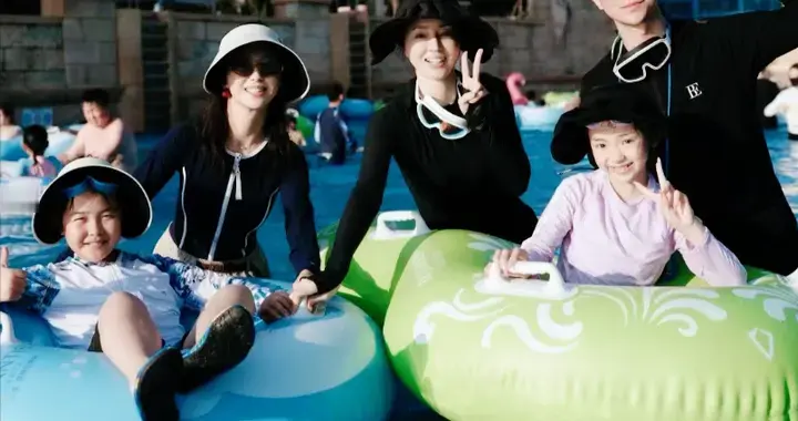 董璇佟丽娅两家三亚度假！小酒窝朵朵同坐泳圈摆pose，张维伊超帅