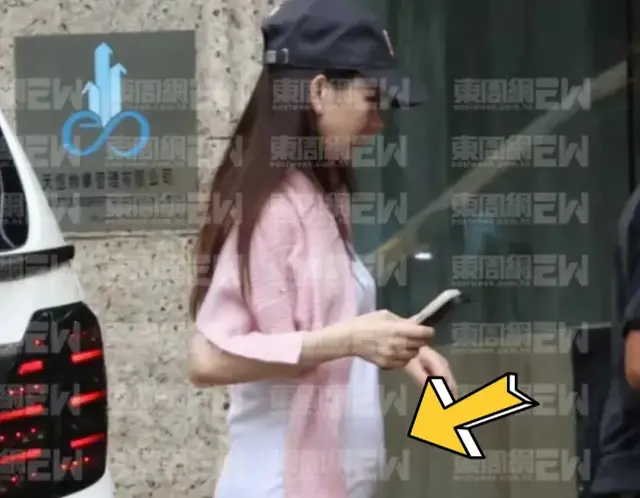 方媛挺孕肚和闺蜜逛街，她显怀了，她肚子很圆，孕晚期的她很灵活