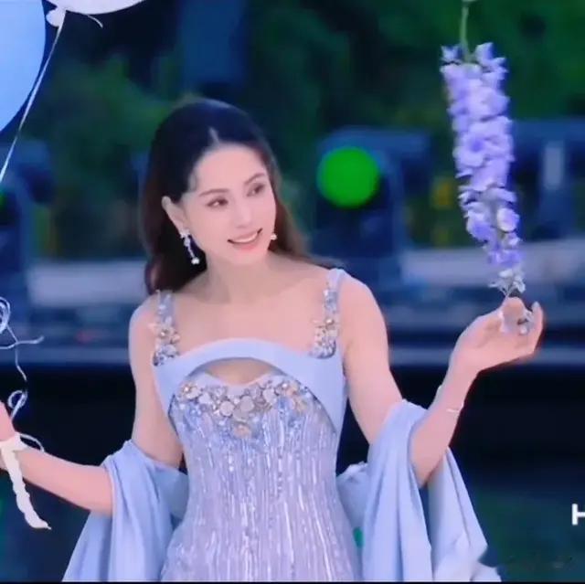 两代\小龙女\西湖同框！54岁李若彤和36岁刘亦菲同台，谁更惊艳？