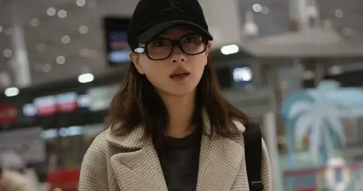 万茜真是穿搭高手！格子大衣内搭灰色针织衫，配牛仔裤好时髦