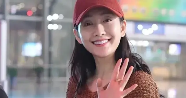 王鸥当妈后状态越发年轻！穿美拉德针织衫配阔腿裤，戴棒球帽减龄