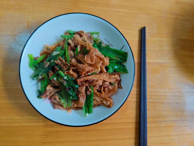 从一个人的晚餐，到两个人，再到一家四口，网友：没对比就没伤害