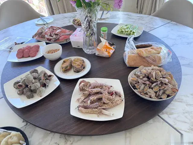 黄晓明回老家，晒一大桌子美食，网友：这是早餐？