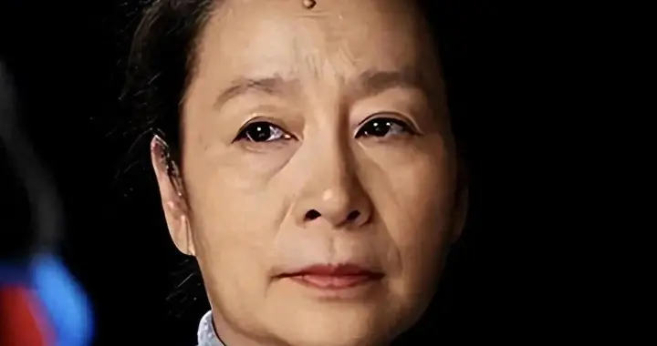 孩子父亲真相大白一月后，奚美娟低调露面，手足无措，落寞呆坐。