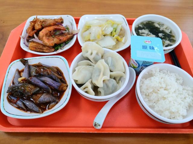 25岁小伙在上海工作，晒出每天午餐，网友：一看就知道你是哪里人