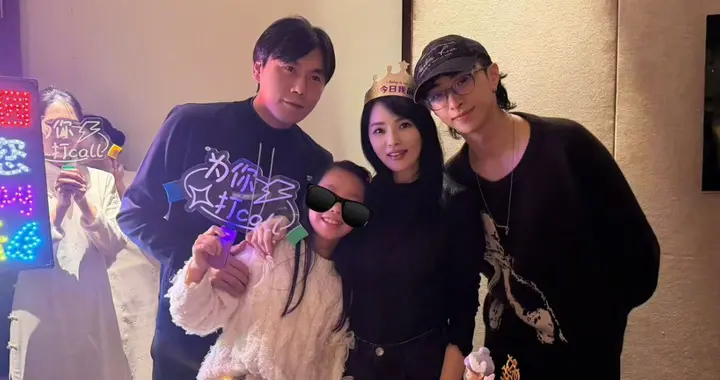 58岁伊能静是懂得“仪式感”的！与小10岁老公和儿女庆生，状态好