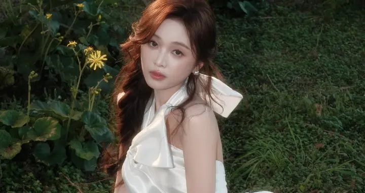 吴宣仪森系大片好绝！露背白裙秀薄肩细腰，长腿晃眼到移不开视线