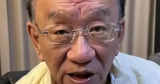 79岁侯耀华晚年凄凉！独居北京无保姆照料，家里脏乱差环境寒酸