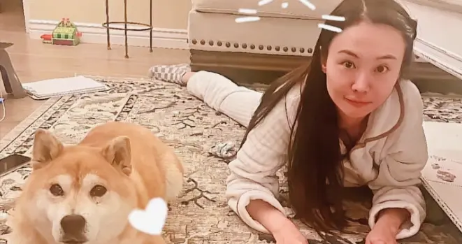 35岁郑爽美国照流出：欠债9000万却“躺平”养狗？日子过得太滋润