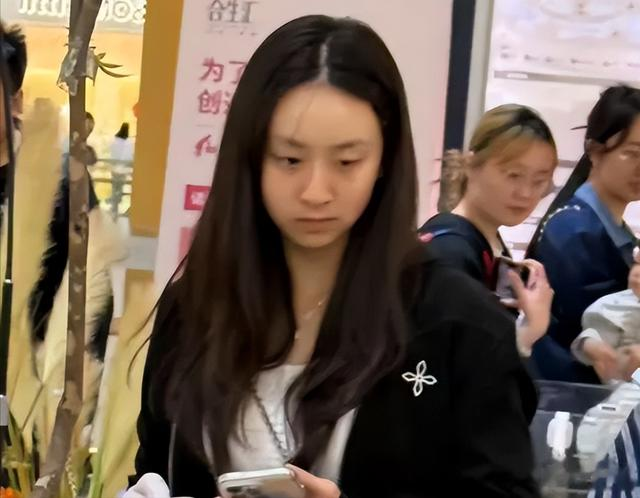 17岁森碟在北京合生汇被偶遇，纯素颜买仓鼠，下巴矫正后好漂亮