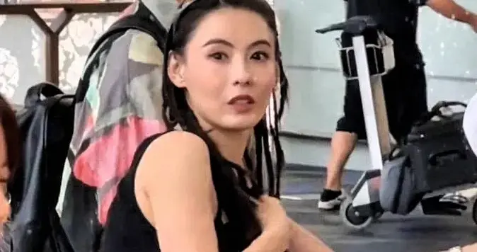 张柏芝现身上海虹桥机场梳着脏辫拿着十多个包化身大力士令人佩服