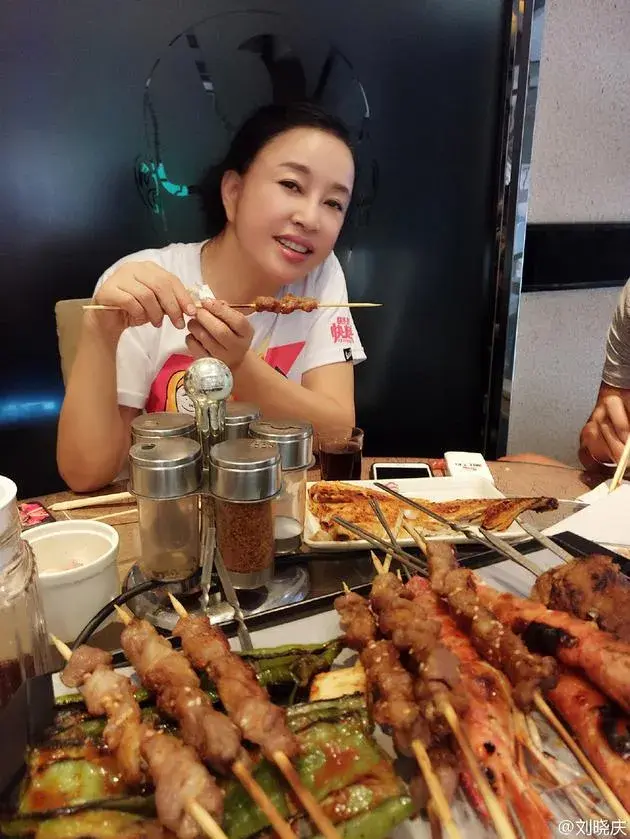 刘晓庆撸串被拍，摘了假发不掩饰衰老，大胆露出额头自然又自信！