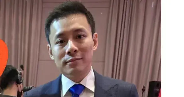 霍启人缺席新婚妻子派对！跟二叔出席家族活动，婚后变成熟稳重了