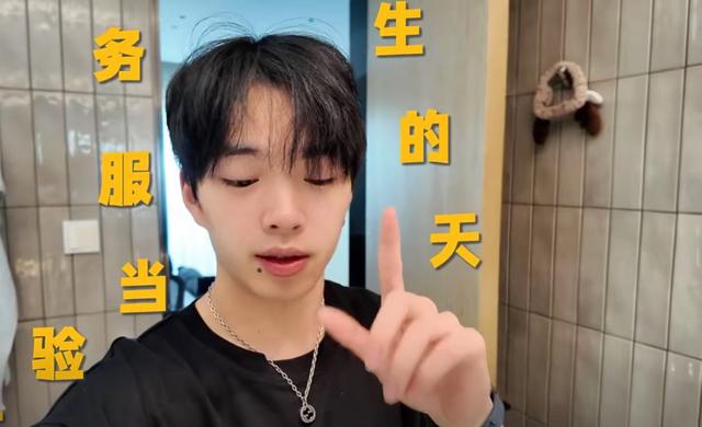 王中磊19岁儿子在北京，端盘子擦桌，累得睁不开眼，大碗面全吃光