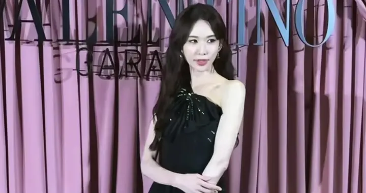 51岁林志玲活动穿搭：微卷发+黑色斜肩裙，少女感满满，不老女神