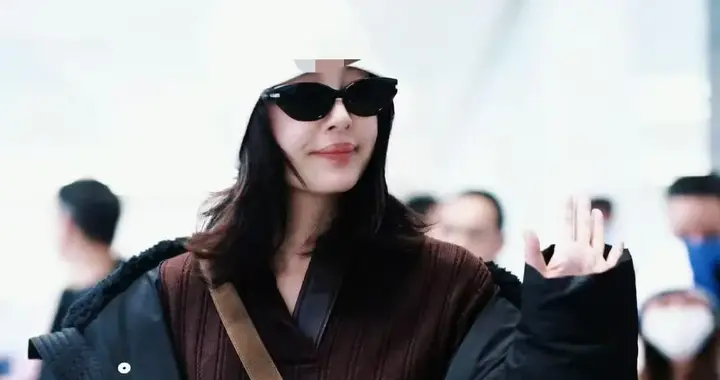 辛芷蕾真是穿搭高手！黑色羽绒服+棕色卫裤+毛线帽，减龄又时髦！