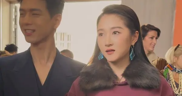 关晓彤现身米兰时装周看秀，造型主打轻松舒适、随性又惬意！