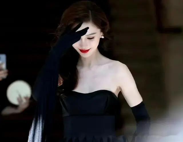 baby新造型，黑色抹胸长裙搭大波浪红唇好美，就是这鞋跟太高了吧