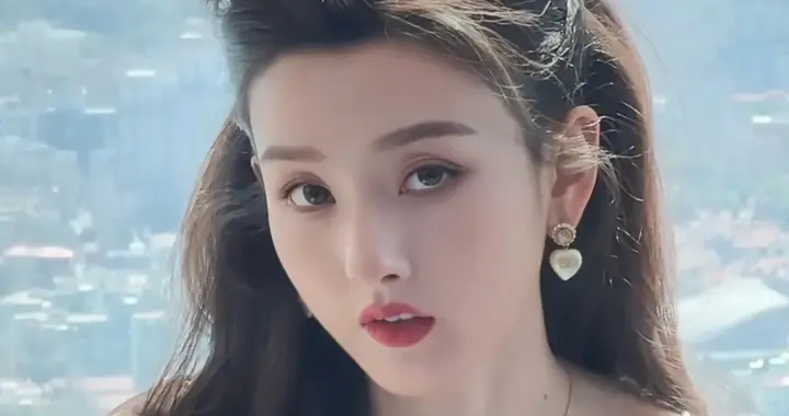 宋祖儿，性感大红唇，成熟妩媚的御姐