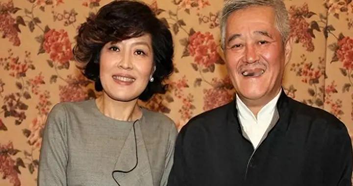 演都不演了？李咏美国下葬8年后，哈文带着女儿走上了姜昆的老路