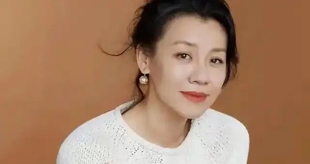 与四婚名导同居三年流产两次不结婚，转身下嫁穷小子，如今咋样？