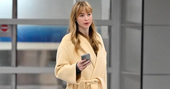 “大表姐”詹妮弗·劳伦斯现身肯尼迪机场，身穿浴袍大衣时尚大气