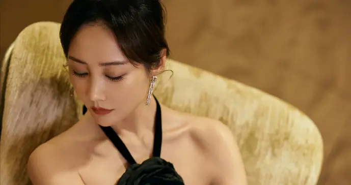 李纯穿黑色抹胸裙美照，清新脱俗，皮肤白皙，颜值超级高 ???。