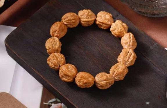 玛瑙|小金蟾手串为何备受青睐，具体盘玩需要注意些什么