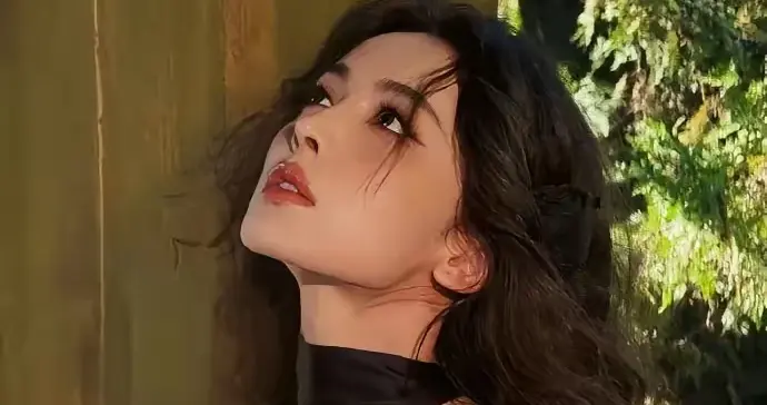 古力娜扎一袭黑纱长裙，氛围感直接拉满，美得又欲又高级！