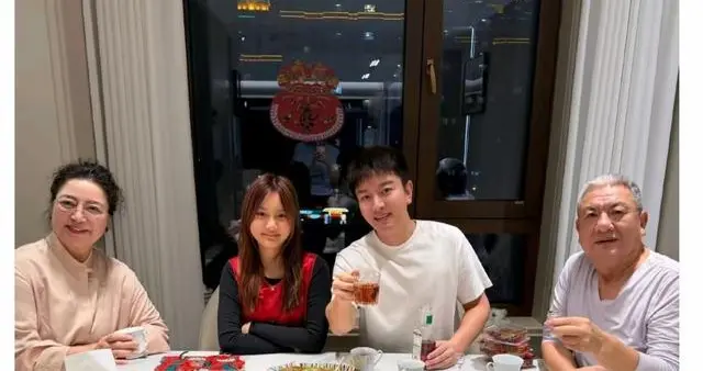 要复婚？甜馨跟爸爸回老家过年，贾乃亮全家福曝光拍照人藏不住了