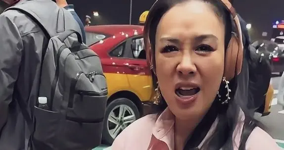 钟丽缇机场私服秀惊艳众人！戴耳机潮范十足，活成女孩的梦想！