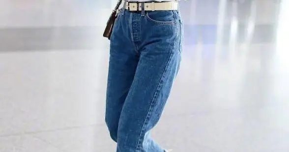 李沁去爬长城也穿得这么时髦！白T恤+牛仔裤，拼色运动鞋真洋气