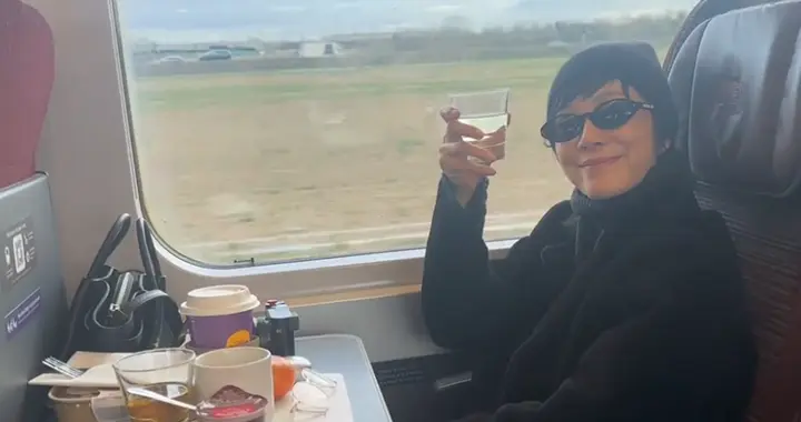 罗嘉良一家三口爱丁堡过春节，51岁苏岩瘦得干巴巴，没以前好看了