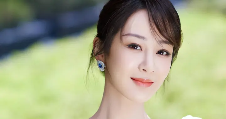 新剧被抄袭热搜翻车、疑似被平台压热度、无戏拍，90后小花落差大