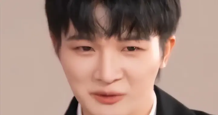 新华社45字评周深春晚表现，不提歌技却一针见血，戳中年歌迷心坎