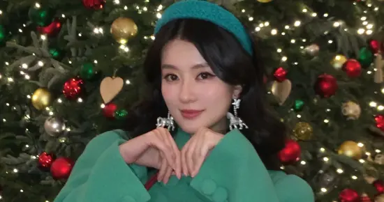 乔欣晒圣诞节美照！豪宅装扮3米高圣诞树，千金风穿搭美得不像样