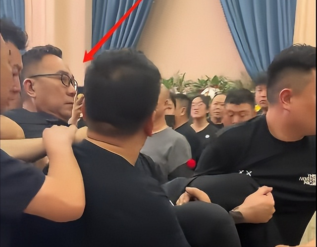 太抓马！杨议伤心过度晕倒，妻子高调现身无交流，却和杨进明拥抱