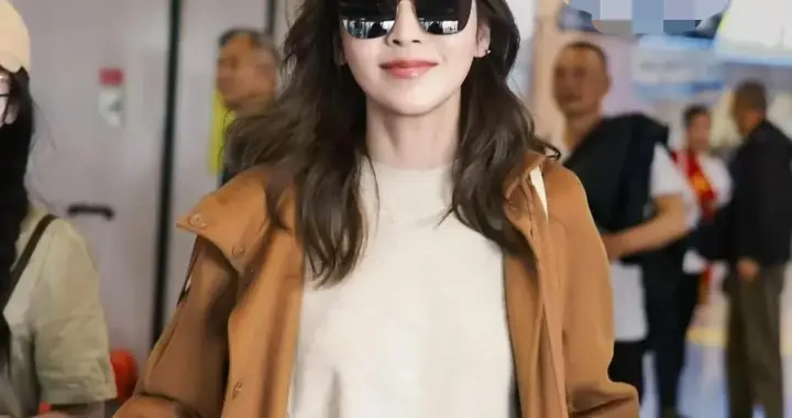 侯佩岑真是70后的穿搭标杆！焦糖色大衣+毛衣+阔腿裤，简约又高级