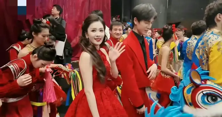 白鹿李昀锐春晚造型，一身红装年味儿暴击！