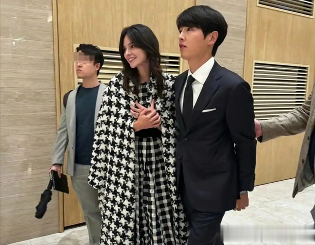 北爱尔兰偶遇宋仲基，44岁素颜似路人，网友看起来比他更像明星