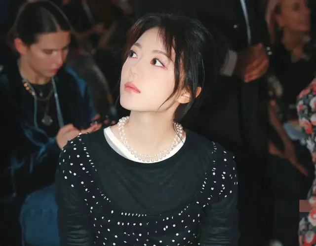 赵今麦参加活动现场图，穿着简单甜美时尚，一双眼睛大而圆