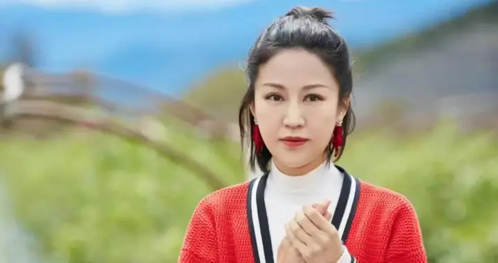 鲍蕾换半扎发真年轻！穿红色针织开衫+小黑裤，美得像换了个人！