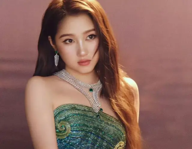 关晓彤费加罗封面大秀，四套高定风格多变，时尚表现力爆棚