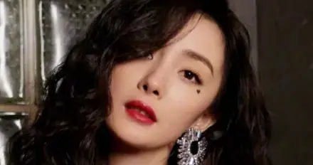 杨幂红色吊带裙，大红唇明艳照人