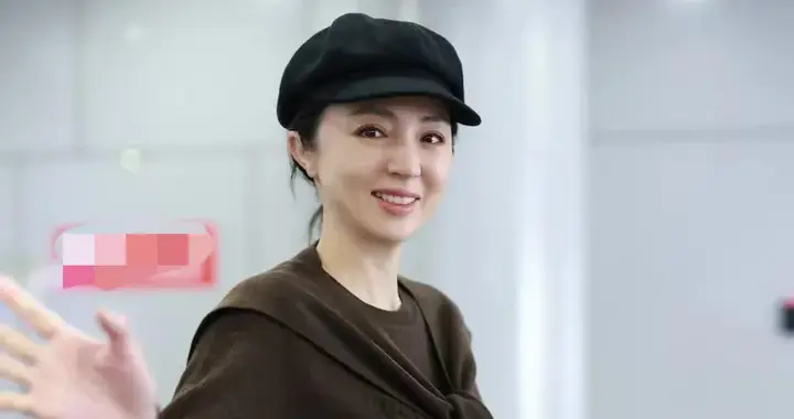 董璇真是中年女人的穿搭标杆！棕色针织衫+半身裙，时髦又减龄