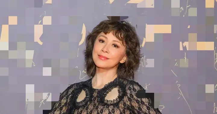 59岁刘嘉玲烫泡面头减龄20岁！镂空连衣裙秀曲线，美得像换了个人