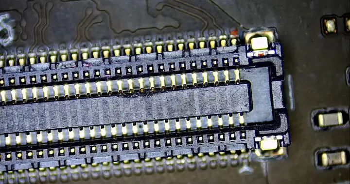 嚴重警告！RTX 5090內部接口十分脆弱 壞了根本沒法修