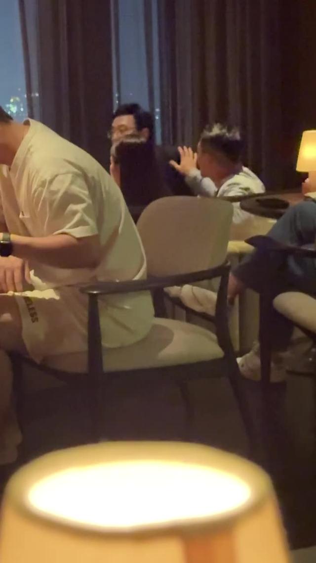 马筱梅一身黑色连体长裤陪汪小菲广州谈生意，网友:本人超级漂亮