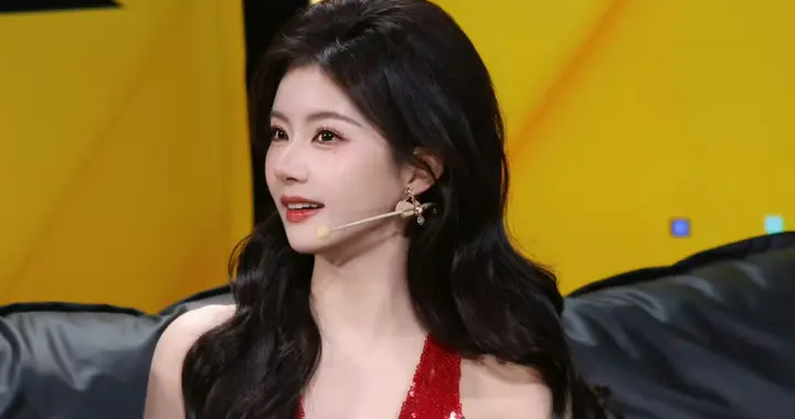 主持人王游方穿着红色裙子真有韵味，身材有点东西